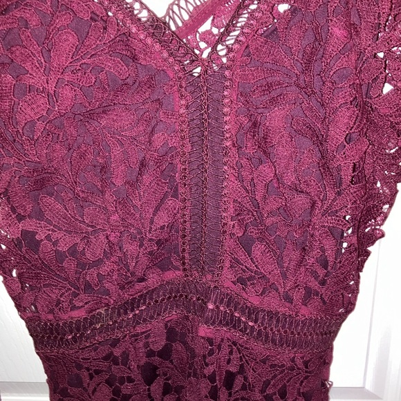 Burgundy lace column gown with v-neckline and long sleeves. Size 6. - Picture 2 of 6
